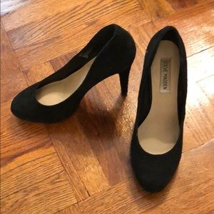 Steve Madden black faux suede pumps